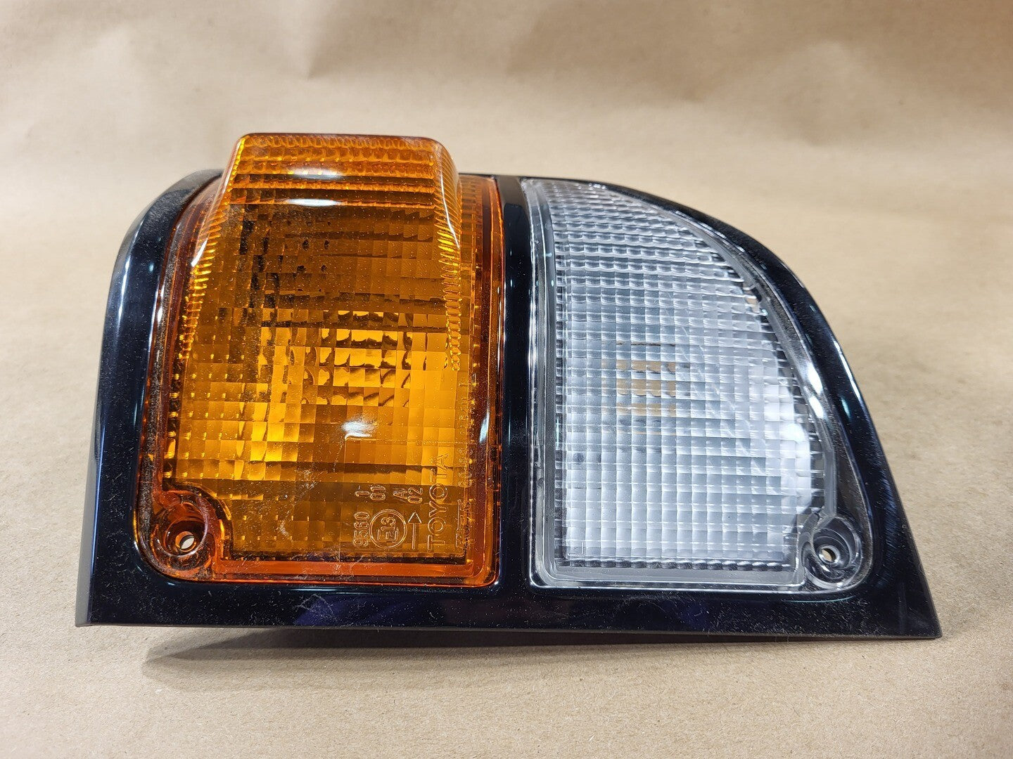 TOYOTA Lens & Body Front LH Turn Signal Lamp 81521-60390, HZJ79