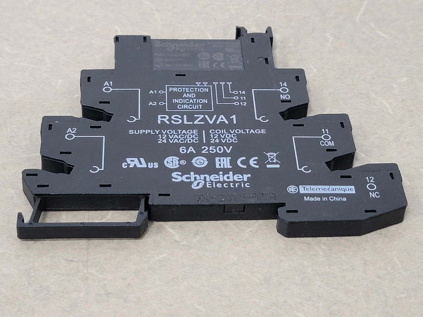 SCHNEIDER ELECTRIC 6 Amp Slim Interface Relay RSL1AB4BD w/ Socket RSLZVA1