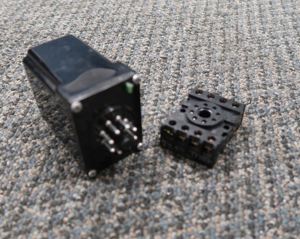 LOVE/DWYER Temperature Transmitter 4130R w/ Socket Adapter