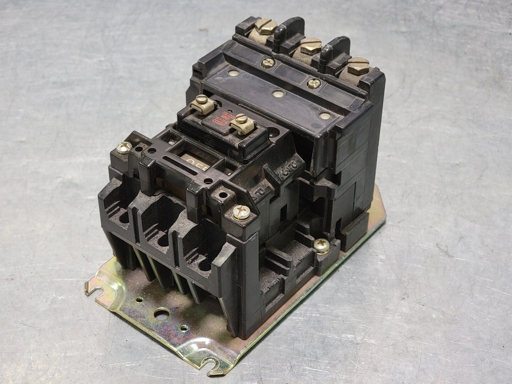 ALLEN-BRADLEY 60 Amp, 3 Pole, 115/120 VAC Coil AC Contactor CC2360