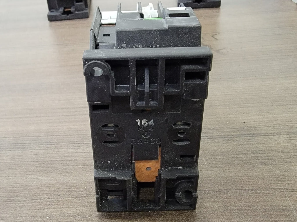 SIEMENS 16 Amp Control Relay 3TH3031-0A w/ Auxiliary Contact Block