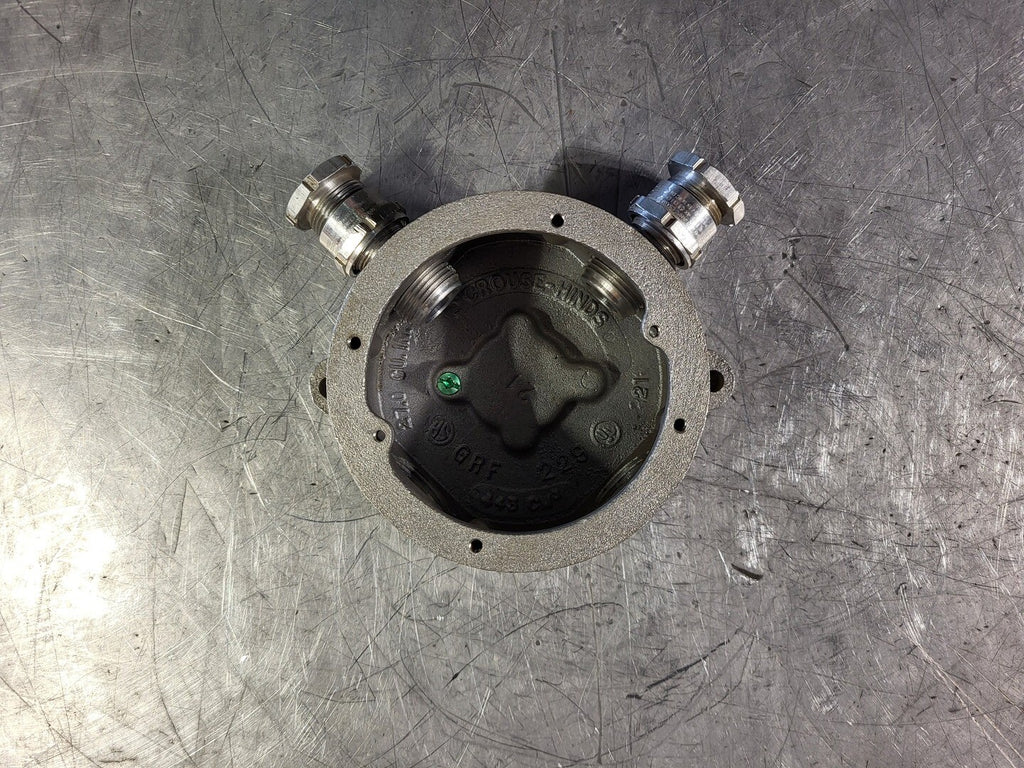 CROUSE-HINDS 3/4" Conduit Outlet Box GRF229 W/ Two Connectors