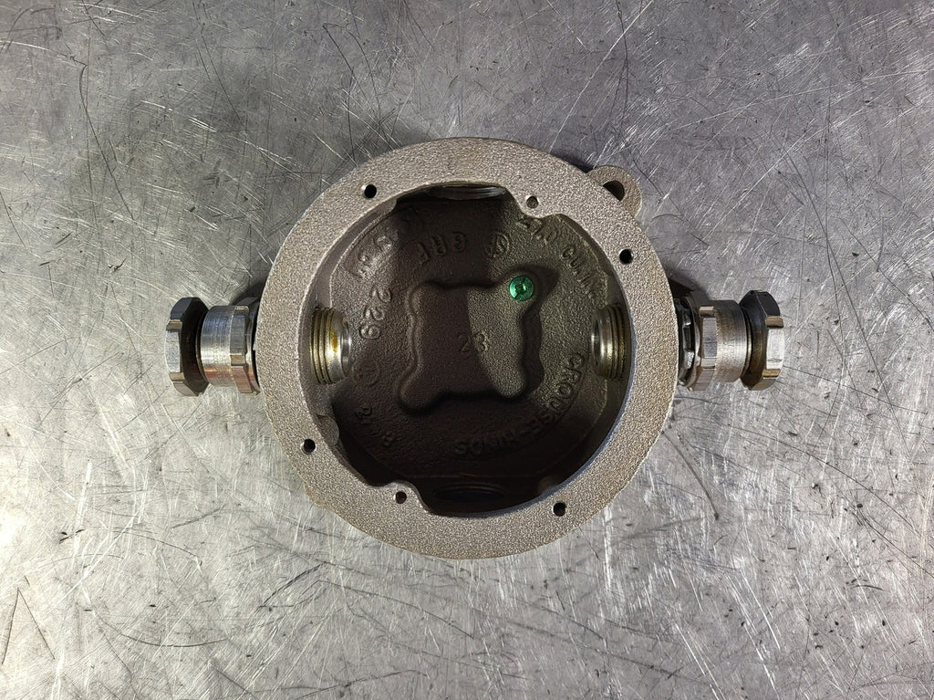 CROUSE-HINDS 3/4" Conduit Outlet Box GRF229 W/ Two Connectors