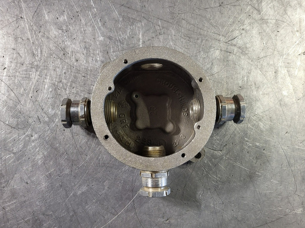 CROUSE-HINDS 3/4" Conduit Outlet Box GRF229 W/ Three Connectors