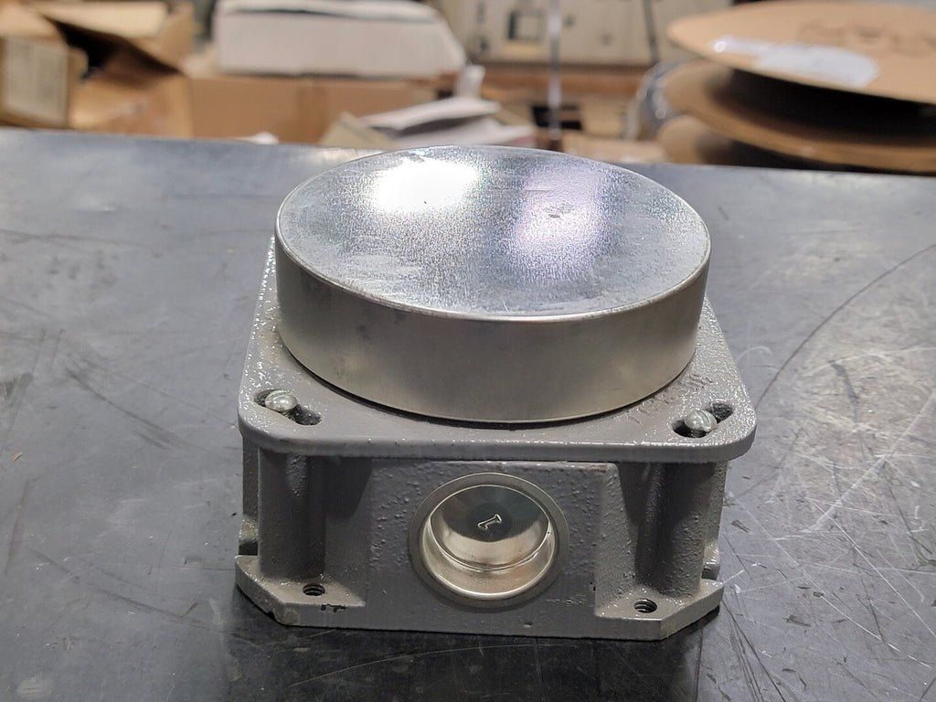 HUBBELL 1-Gang Round Floor Box B253621