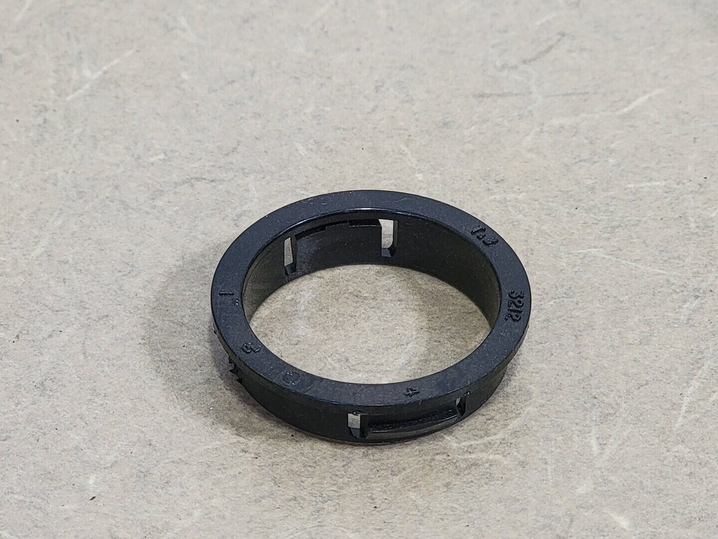 THOMAS & BETTS 1" Thermoplastic Knockout Seal Bushing 3212 (Box of 124)