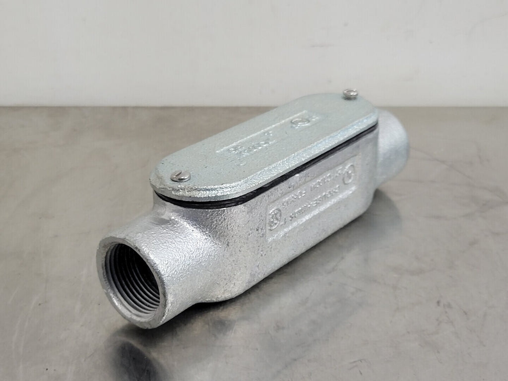 CROUSE-HINDS 1" Conduit Body 27 C100M Form 5 with Cover K100CM