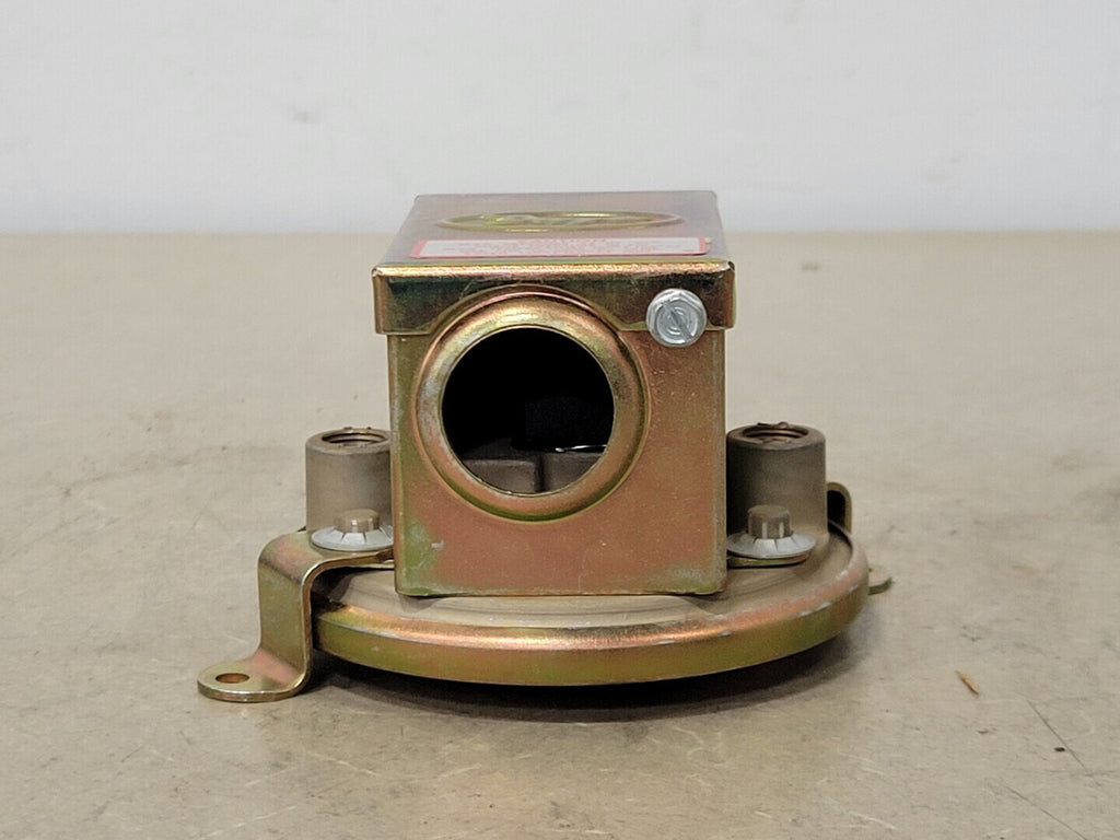 DWYER INSTRUMENTS Differential Pressure Switch, Range 0.40-1.6 W.C, 1910-1