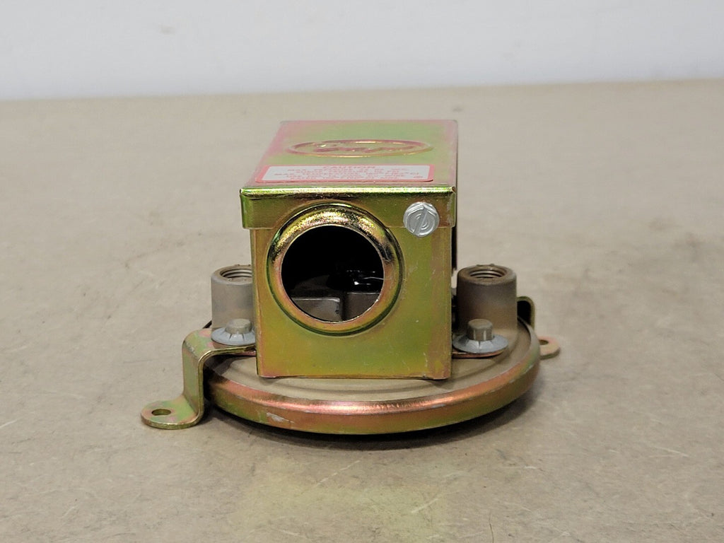 DWYER INSTRUMENTS Differential Pressure Switch, Range 1.40-5.5 W.C, 1910-5