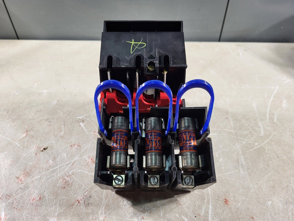 Disconnect Switch w/ 3 Times 15 Amp fuse AJT15