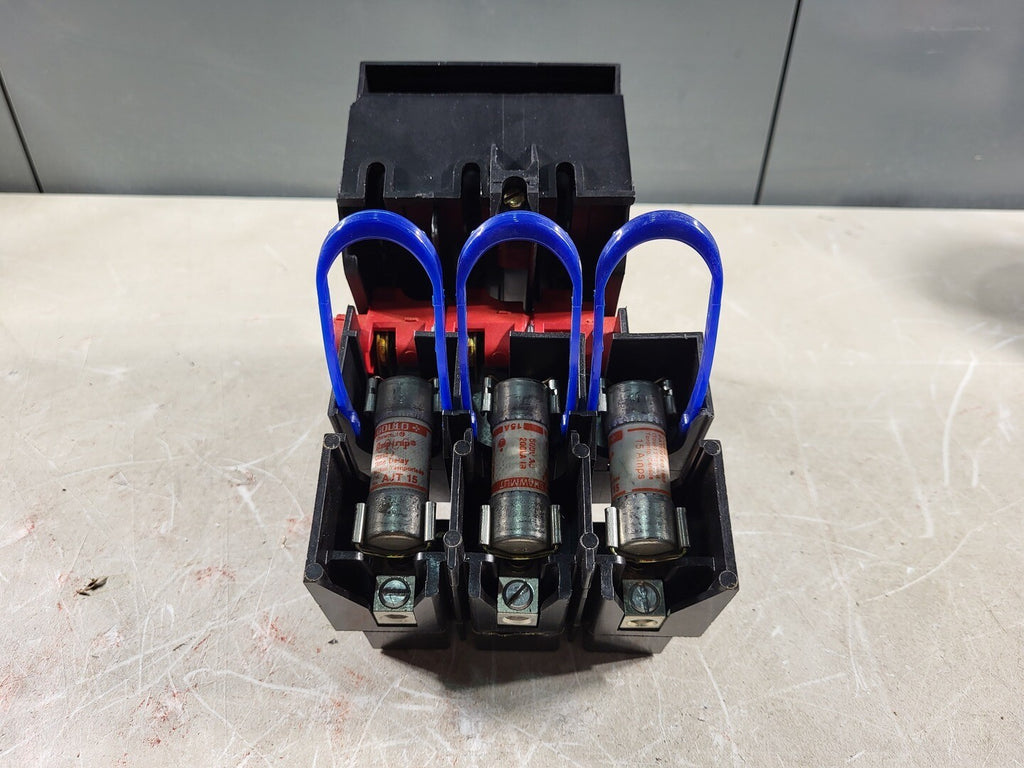 Disconnect Switch w/ 3 Times 15 Amp Fuse AJT15