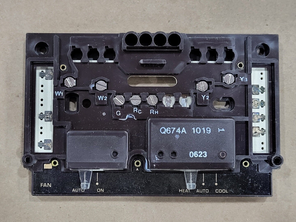 HONEYWELL Heat-Auto-Cool Thermostat Subbase Q674A-1019