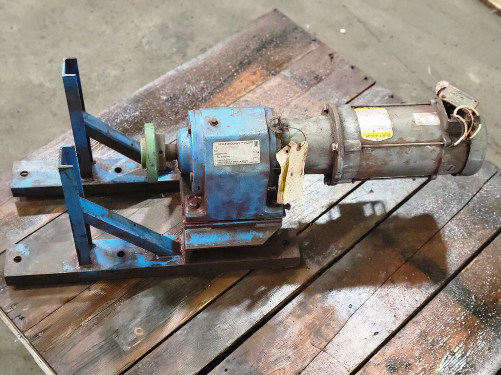 SEW-EURODRIVE 48.65 Ratio Gear Reducer R63LP56 w/ 0.75 Motor CDP3440