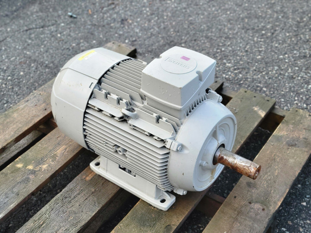 SIEMENS 25 hp, 575 volts, 3560 rpm, 160L Electric Motor 