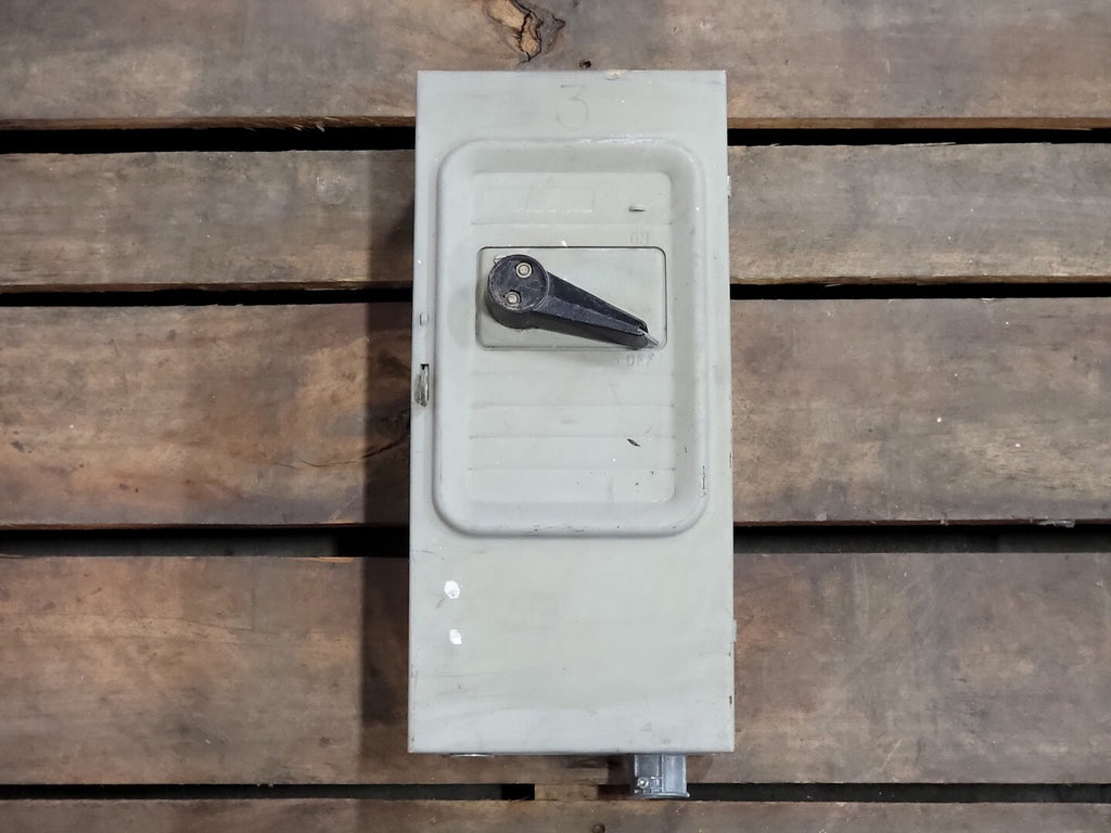 FEDERAL PIONEER 30 Amp, 3 Pole, 240 Volts Fusible Disconnect Switch 1332SN