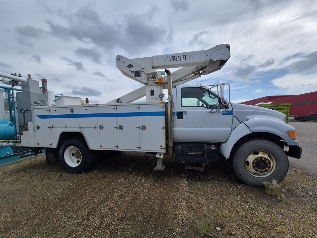FORD 50ft Bucket/Boom Truck, 43,301km - 2000 FORD F750 w/ VERSALIFT VST-5000-I