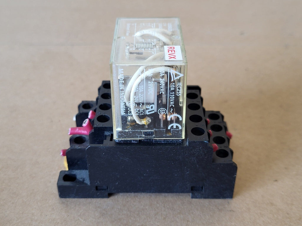 OMRON Relay LY4, 120 VAC, 10A, w/ Socket