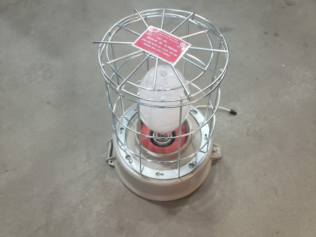 HUBBELL 100W, HPS, 120/277/347 V Lighting Fixture VM3S106NR w/ Bulb & Wire Guard