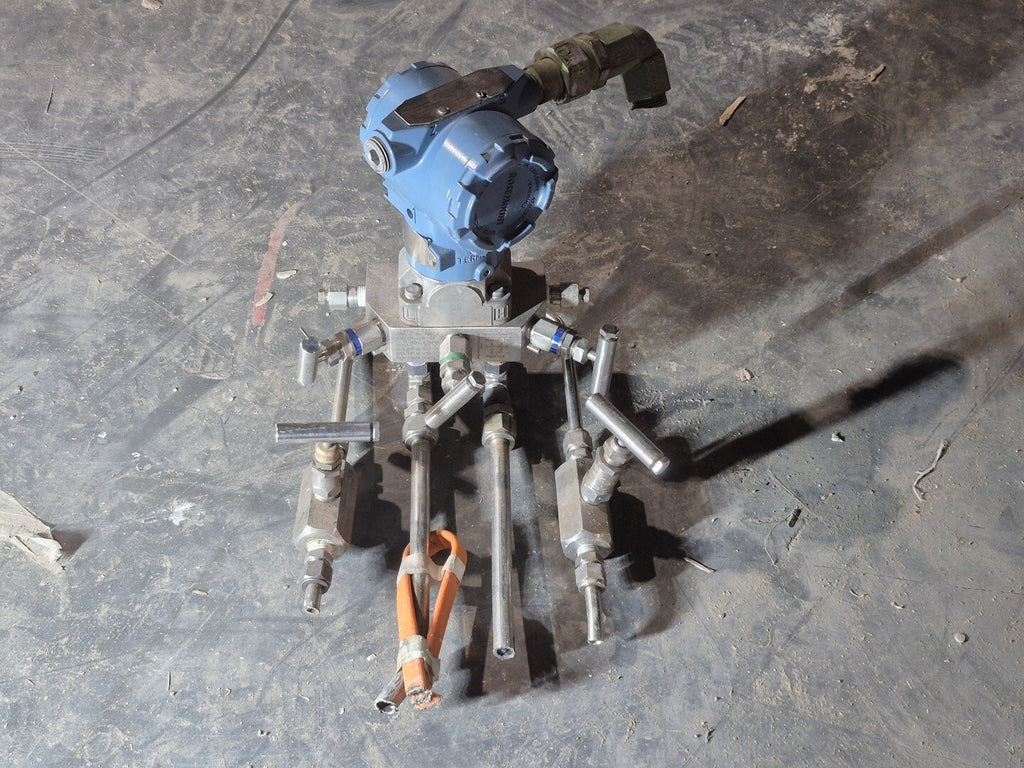 ROSEMOUNT Pressure Transmitter 3051CD1A52A1AC6 w/ Valve Manifold