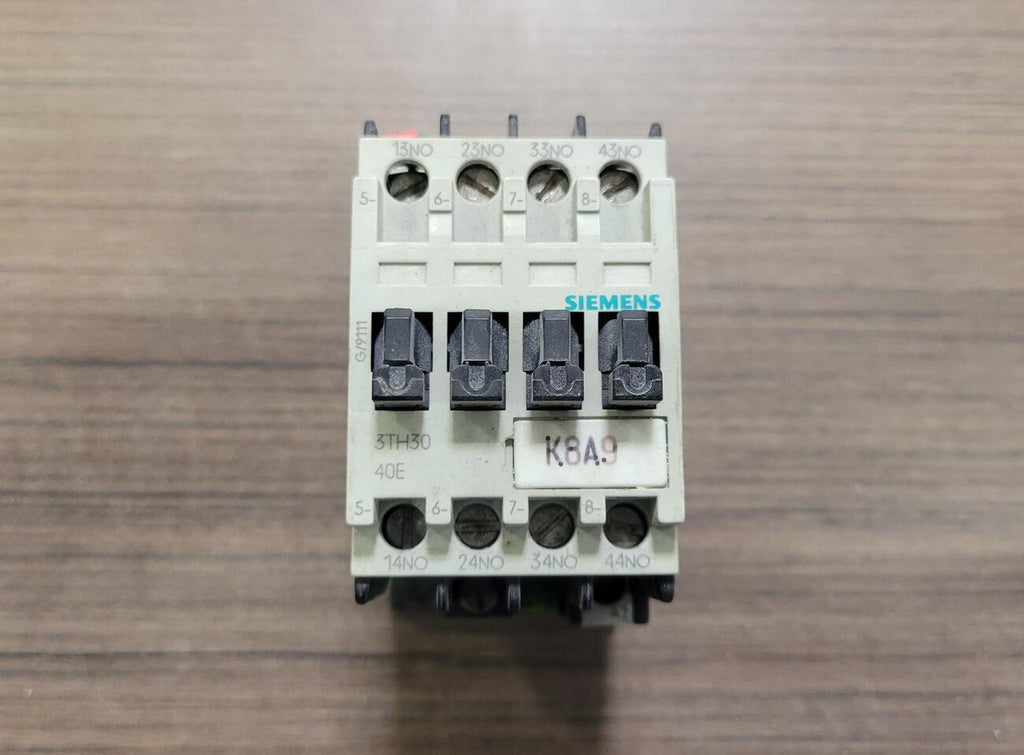 SIEMENS 10 Amps, NEMA A600 / P600 Control Relay 3TH3040-0A w/ 4S/4NO Auxiliary Contacts