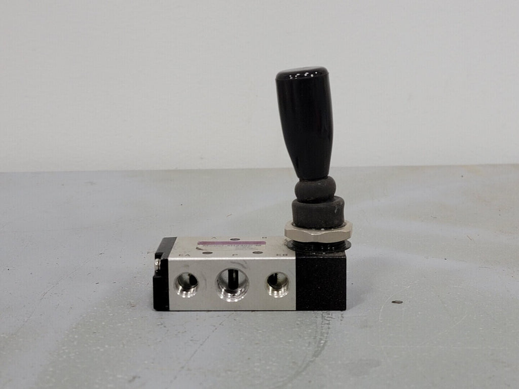 STC Hand-Operated Pneumatic Valve with Three Position Lever, Closed Center 4H230C-M