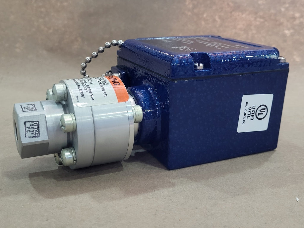 ITT INDUSTRIES Adjustable Pressure Switch 200P13C3, 200-1500 psig