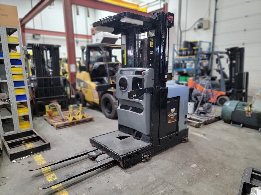 TOYOTA 3,000 lb Electric Order Picker 6BPU15