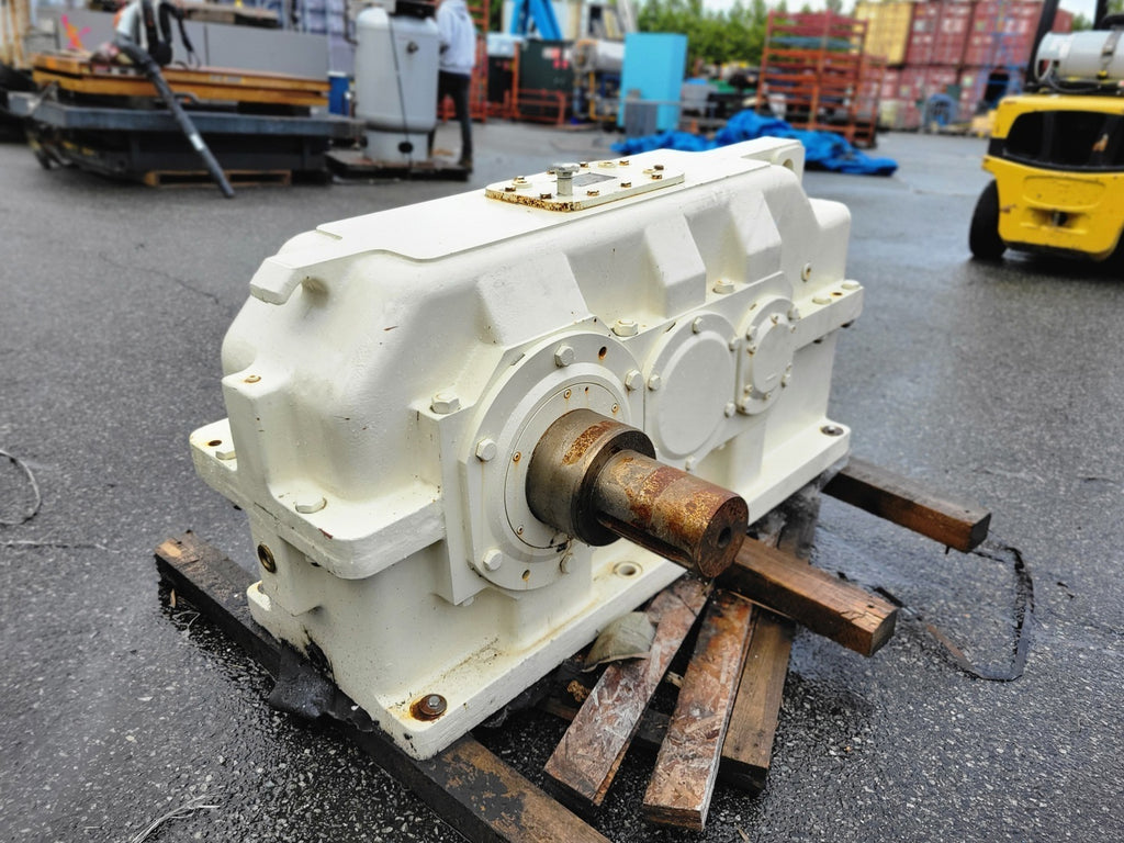 PIV 28.8:1 Ratio, 1150 RPM - 39.9 RPM Parallel Shaft Gear Reducer LC355-12V