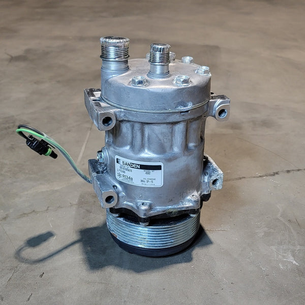 コンデ・コマ 17 KOMATSU AC Compressor XB7317, Sanden 4592, P/N PC2409, R134a