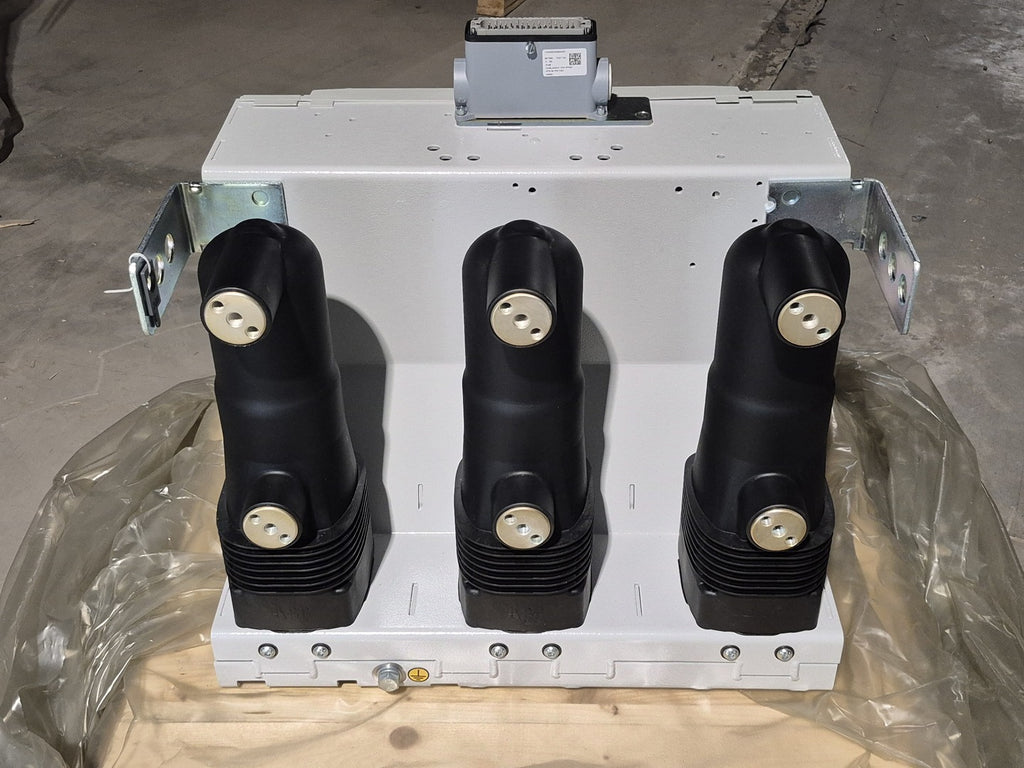 ABB VD4 17.12.32 Vacuum Circuit Breaker 1250A, 17.5kV, 95kV, 31.5kA