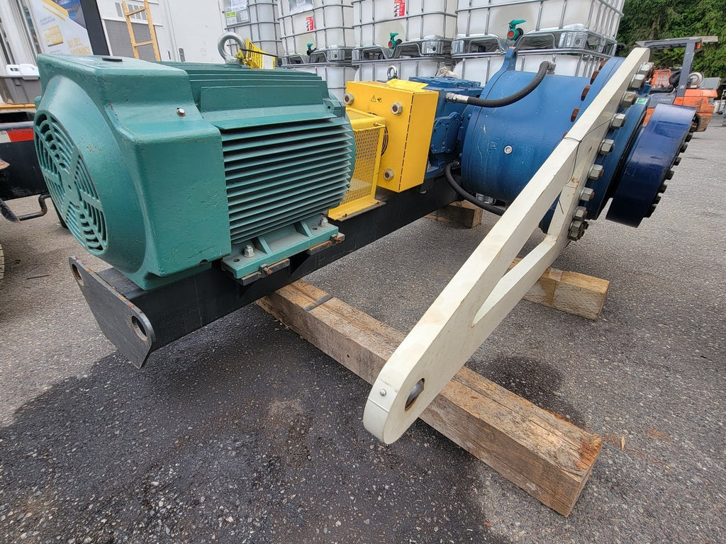 SEW-EURODRIVE PHF082 / MC3RLSF06 Industrial Gear Reducer Drive w/ 125 HP Madison Electric Motor MUV449-BB-F2 - 16.3:1 Ratio