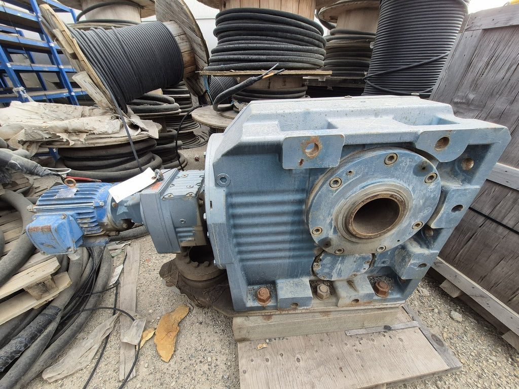 SEW-EURODRIVE Ratio 945:1 Gear Reducer KM187R97AM215 w/ 10 hp Motor APH01004TE5