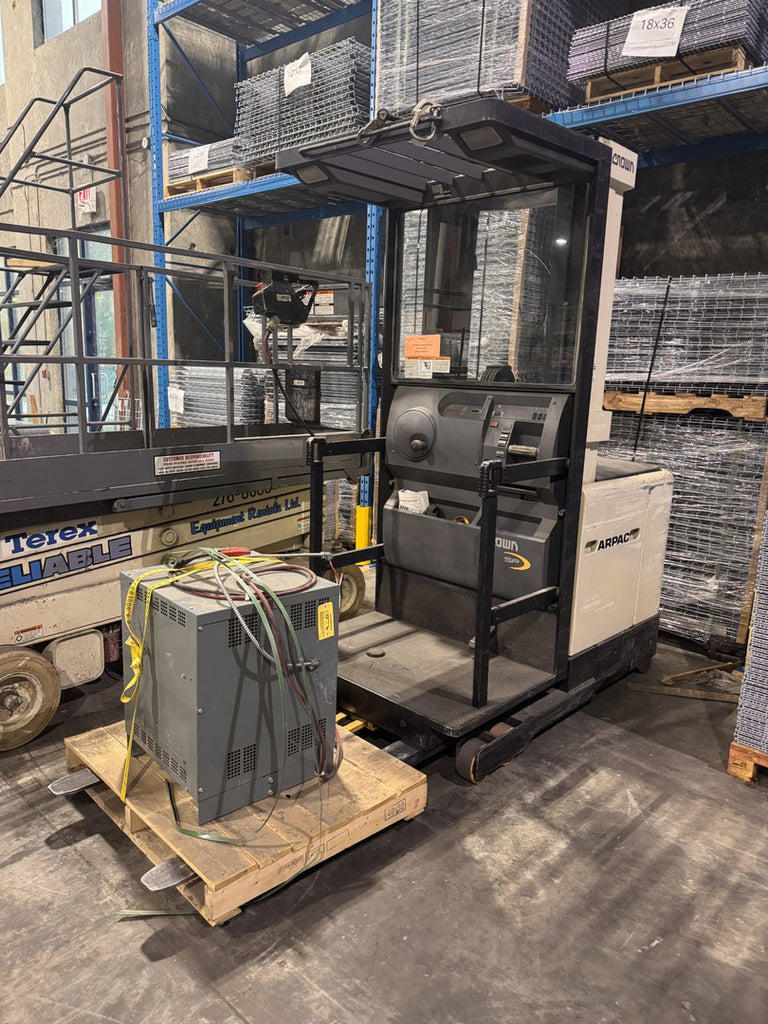 CROWN Order Picker Forklift SP3010-30s w/ Charger