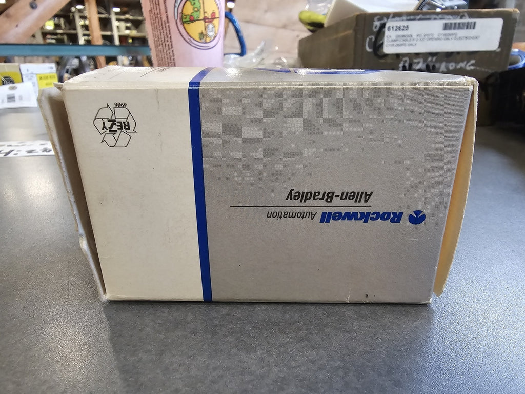 ALLEN-BRADLEY 3 Position Spring Return Selector Switch 800T-J4A