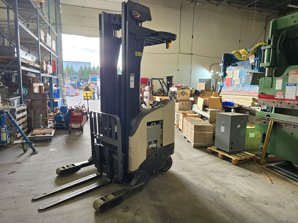 CROWN 3500 lbs Electric Forklift RR5210-35 w/ battery charger (Lenmark Asset)