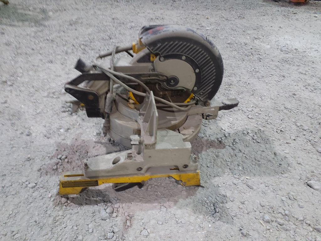 DEWALT 10" Single-Bevel Compound Miter Saw DW713