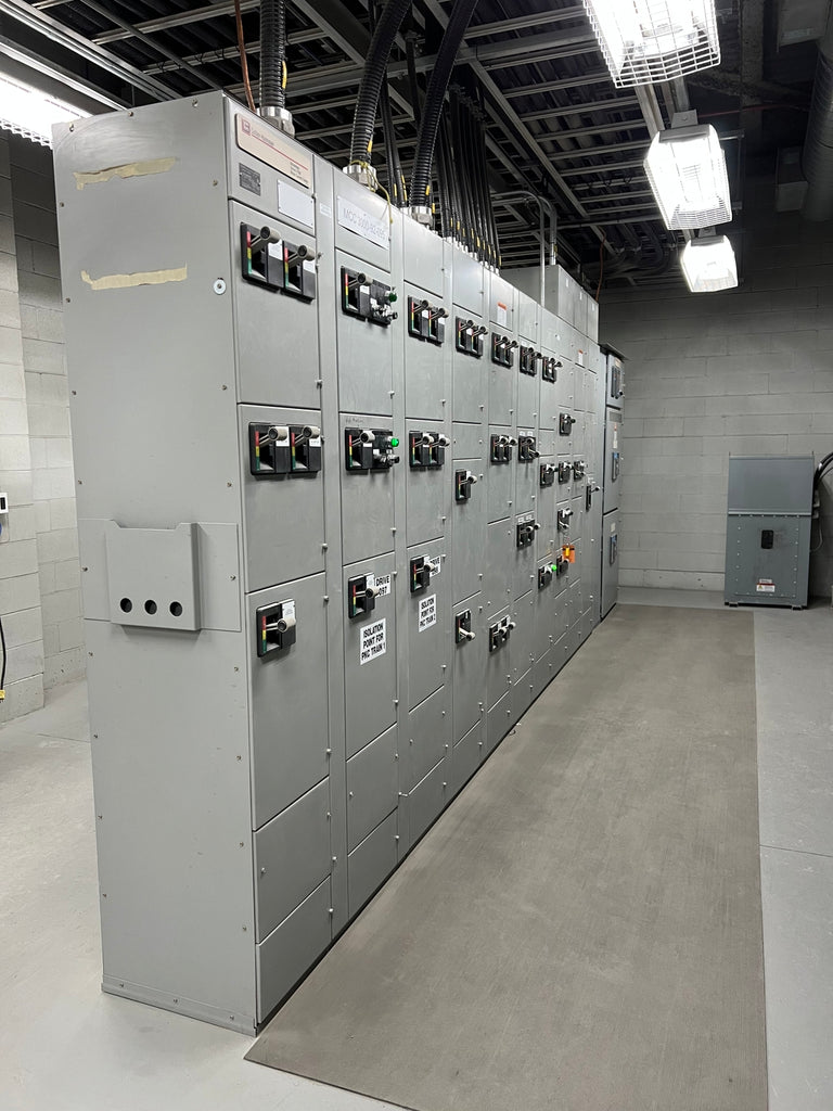 CUTLER-HAMMER Advantage 2100 MCC, 600V, 3-Ph, 1200A, 10 Sections w/ Transfer Switch