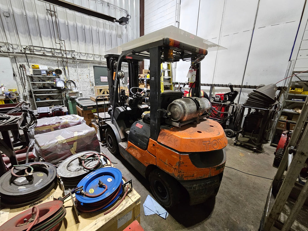 TOYOTA 5,000 lbs Forklift 7FGU25