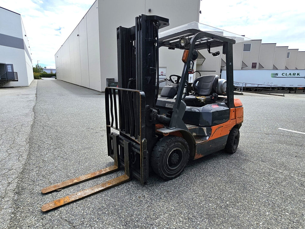 TOYOTA 5,000 lbs Forklift 7FGU25