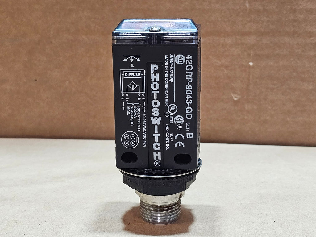 ALLEN-BRADLEY PHOTOSWITCH 42GRP-9043-QD Long-Range Diffuse Photoelectric Sensor - 10 ft