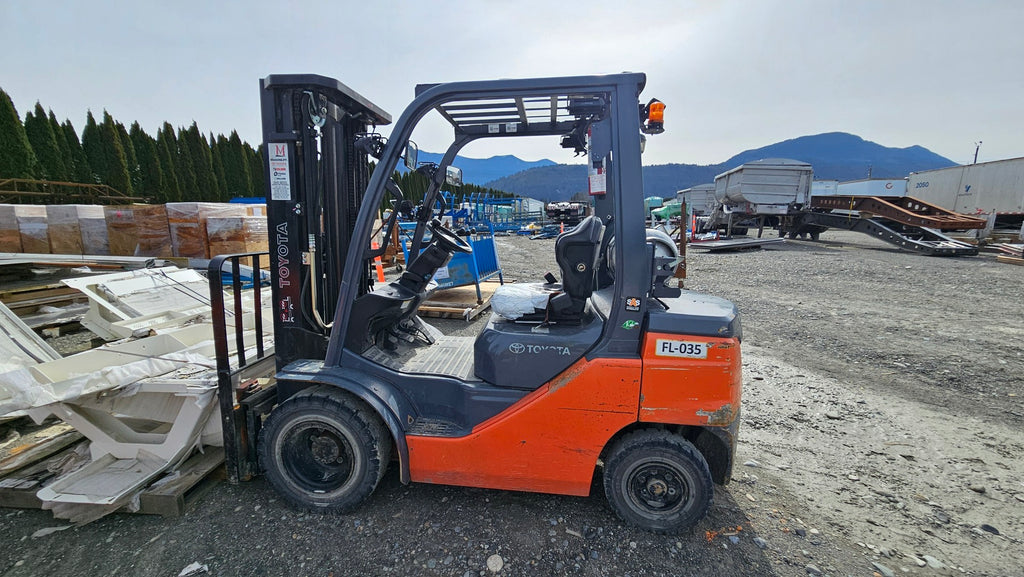 TOYOTA 5,000 lb Forklift 8FGU25