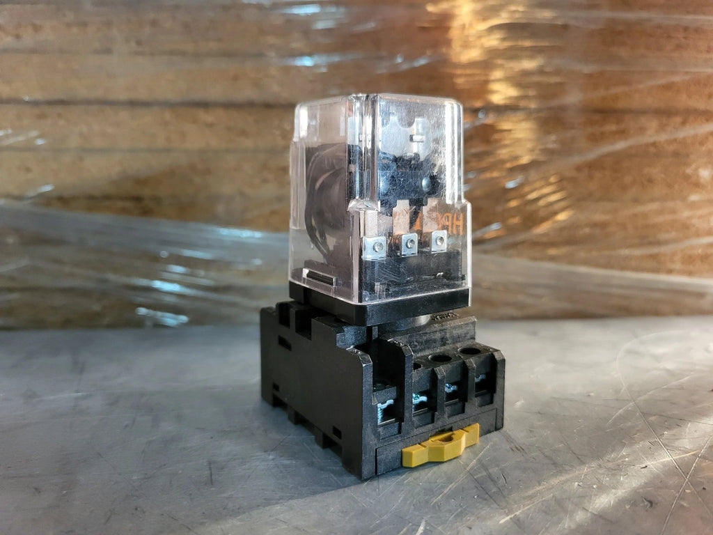 TYCO ELECTRONICS 10 Amp Power Relay KRPA-14DG-125 w/ Relay Socket