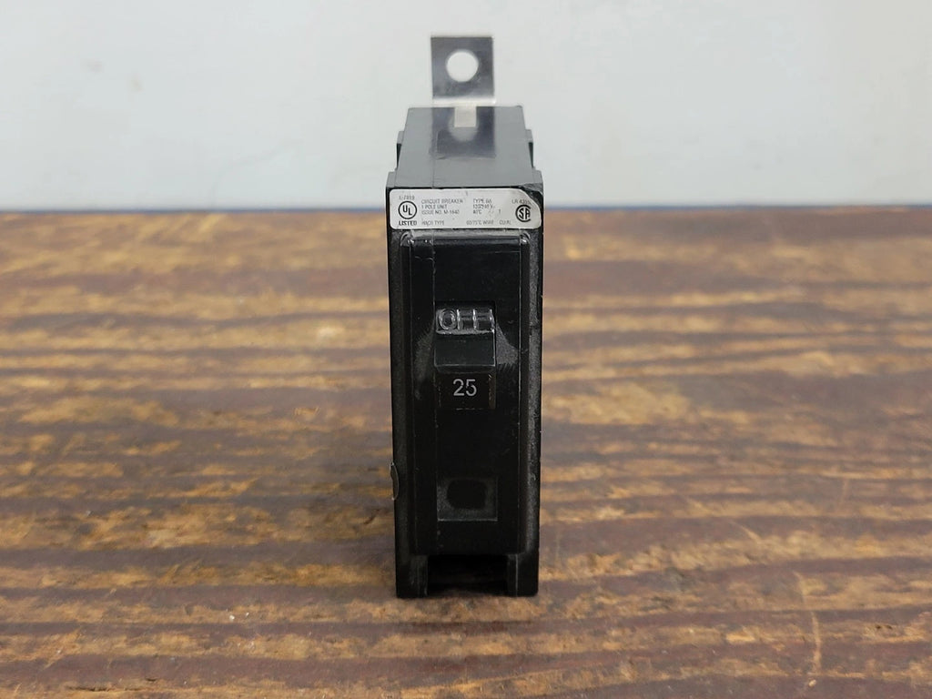 CUTLER-HAMMER 25 Amp, 1 Pole, 120/240 volts Circuit Breaker BA125