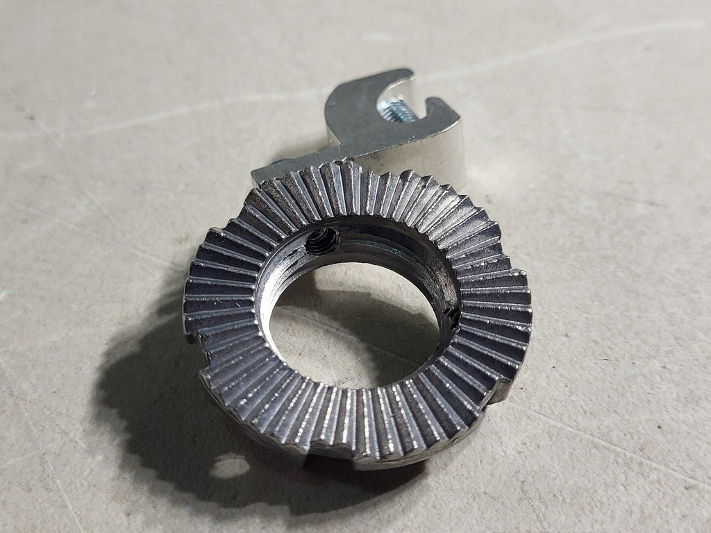 THOMAS & BETTS 1/2" Bond Star Grounding Locknut L050GRL